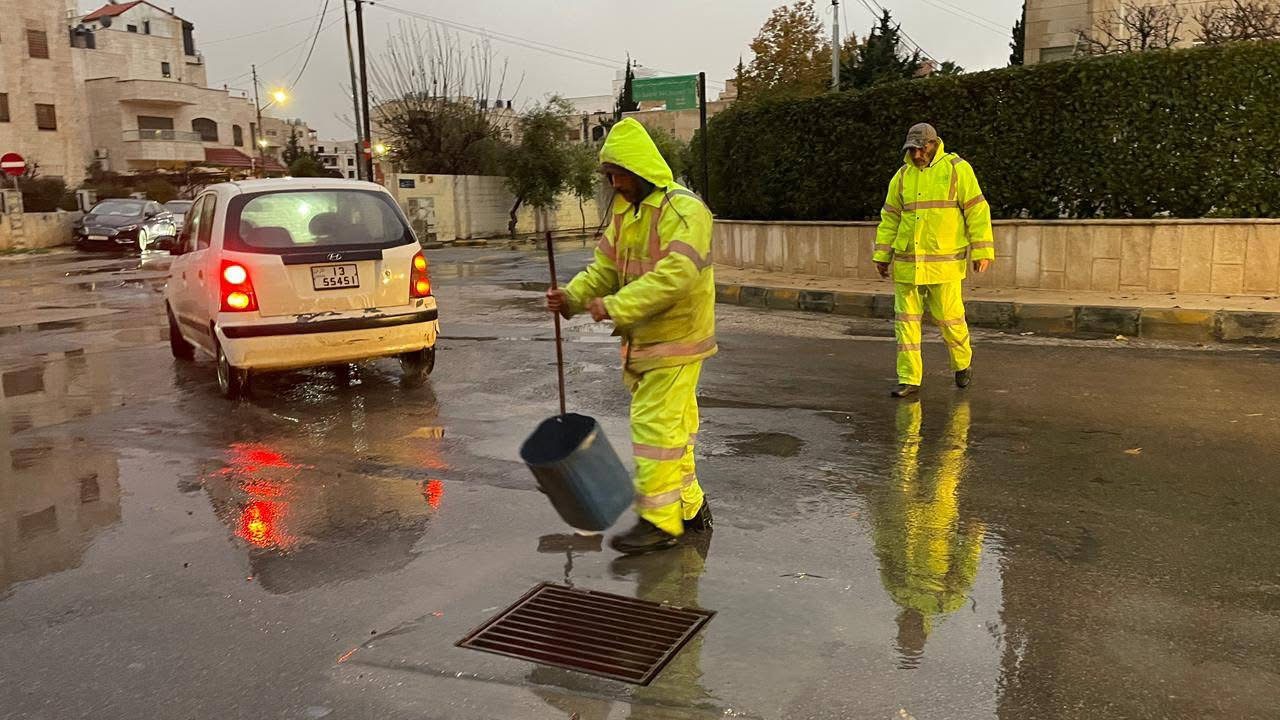بلديات ترفع منسوب جاهزيتها لاستقبال المنخفض الجوي بلديات ترفع منسوب جاهزيتها لاستقبال المنخفض الجوي