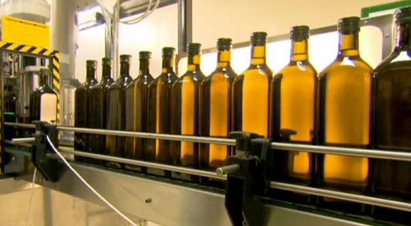 الاستهلاكية المدنية: وصول الدفعة الأولى من زيت الزيتون التونسي الاستهلاكية المدنية: وصول الدفعة الأولى من زيت الزيتون التونسي