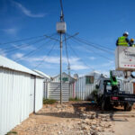 الأردن يعزز استقرار مخيم الأزرق بتوفير الكهرباء على مدار الساعة للاجئين