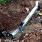 بلدية الطيبة تعالج انهيار أتربة في الوسط التجاري