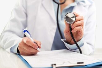 نقيب الأطباء: 90% من الأطباء ملتزمون بالفوترة