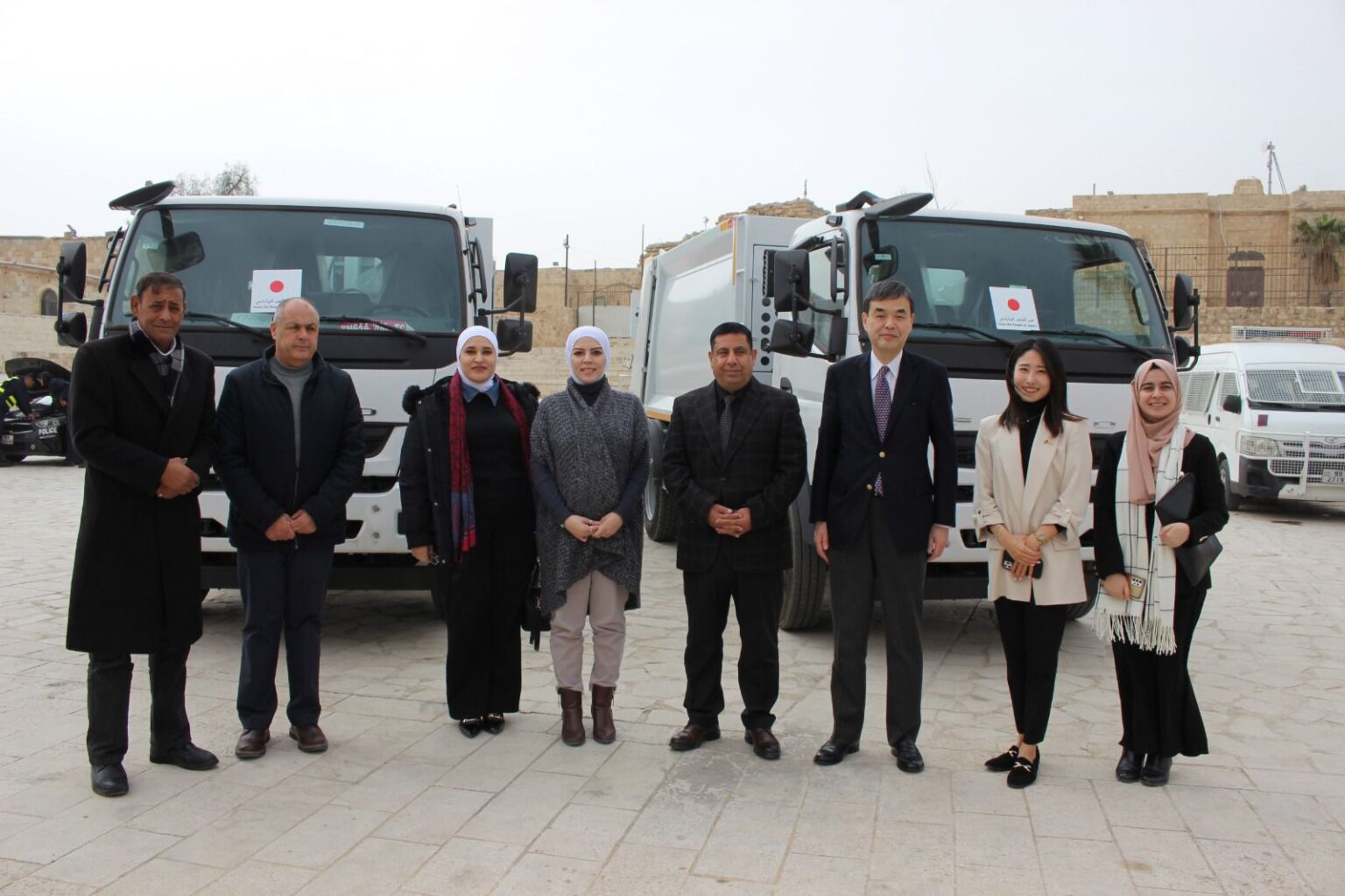 تسليم شاحنتي نفايات لبلدية الكرك بمنحة يابانية تسليم شاحنتي نفايات لبلدية الكرك بمنحة يابانية