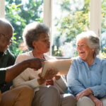 تشير الأدلة العلمية الحديثة إلى أن العلاقة بين الطقس البارد والإصابة بالأمراض التنفسية أكثر تعقيدا مما كان يعتقد سابقا. وكشفت أبحاث علمية أن درجات الحرارة المنخفضة بحد ذاتها لا تسبب نزلات البرد (الزكام) والإنفلونزا، لكنها تخلق ظروفا مثالية لانتشار الفيروسات التنفسية من خلال عدة آليات معقدة. ويؤثر الطقس البارد على عدة عوامل تشمل البيولوجية والبيئية والاجتماعية، ما يزيد من قابلية الأشخاص للإصابة بأمراض الجهاز التنفسي. وإحدى الأسباب وراء زيادة إصابة الأشخاص بهذه الأمراض، بحسب الأبحاث، هي أن الفيروسات المسببة للأمراض التنفسية مثل الإنفلونزا والفيروسات الأنفية تبقى معدية لفترات أطول في الأجواء الباردة والجافة. كما يؤدي تبخر الرذاذ التنفسي في الهواء الجاف إلى تكوين جسيمات مجهرية تظل عالقة في الهواء مدة أطول، ما يزيد من فرص انتقال العدوى. تأثيرات فسيولوجية على الجسم يؤدي استنشاق الهواء البارد إلى انقباض الأوعية الدموية في الجهاز التنفسي، ما يقلل تدفق الدم ويضعف الاستجابة المناعية الموضعية. وبالإضافة إلى ذلك، يتسبب جفاف الهواء الشتوي في تقليل طبقة المخاط الواقية في الأنف والحلق، التي تعتبر خط الدفاع الأول ضد الممرضات التنفسية. عوامل بيئية وسلوكية تدفع الظروف الجوية الباردة السكان إلى قضاء وقت أطول في الأماكن المغلقة والمزدحمة، ما يسهل انتقال الفيروسات عبر الرذاذ التنفسي. كما يرتبط فصل الشتاء بنقص التعرض لأشعة الشمس، ما يؤدي إلى انخفاض مستويات فيتامين د الضروري لوظيفة الجهاز المناعي المثلى. ويؤكد الخبراء أن أولئك المصابين بأمراض تنفسية مزمنة مثل الربو يشهدون تفاقما في الأعراض خلال الأشهر الباردة، بسبب زيادة حساسية الشعب الهوائية للهواء البارد والجاف. وخلص الباحثون إلى أن انتشار الأمراض التنفسية في الشتاء ليس نتيجة لعامل واحد، بل هو محصلة لتفاعل معقد بين العوامل الفيروسية والفسيولوجية والبيئية والسلوكية التي تزيد مجتمعة من قابلية السكان للعدوى.