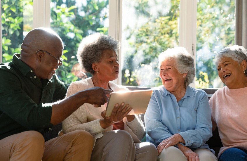 تشير الأدلة العلمية الحديثة إلى أن العلاقة بين الطقس البارد والإصابة بالأمراض التنفسية أكثر تعقيدا مما كان يعتقد سابقا. وكشفت أبحاث علمية أن درجات الحرارة المنخفضة بحد ذاتها لا تسبب نزلات البرد (الزكام) والإنفلونزا، لكنها تخلق ظروفا مثالية لانتشار الفيروسات التنفسية من خلال عدة آليات معقدة. ويؤثر الطقس البارد على عدة عوامل تشمل البيولوجية والبيئية والاجتماعية، ما يزيد من قابلية الأشخاص للإصابة بأمراض الجهاز التنفسي. وإحدى الأسباب وراء زيادة إصابة الأشخاص بهذه الأمراض، بحسب الأبحاث، هي أن الفيروسات المسببة للأمراض التنفسية مثل الإنفلونزا والفيروسات الأنفية تبقى معدية لفترات أطول في الأجواء الباردة والجافة. كما يؤدي تبخر الرذاذ التنفسي في الهواء الجاف إلى تكوين جسيمات مجهرية تظل عالقة في الهواء مدة أطول، ما يزيد من فرص انتقال العدوى. تأثيرات فسيولوجية على الجسم يؤدي استنشاق الهواء البارد إلى انقباض الأوعية الدموية في الجهاز التنفسي، ما يقلل تدفق الدم ويضعف الاستجابة المناعية الموضعية. وبالإضافة إلى ذلك، يتسبب جفاف الهواء الشتوي في تقليل طبقة المخاط الواقية في الأنف والحلق، التي تعتبر خط الدفاع الأول ضد الممرضات التنفسية. عوامل بيئية وسلوكية تدفع الظروف الجوية الباردة السكان إلى قضاء وقت أطول في الأماكن المغلقة والمزدحمة، ما يسهل انتقال الفيروسات عبر الرذاذ التنفسي. كما يرتبط فصل الشتاء بنقص التعرض لأشعة الشمس، ما يؤدي إلى انخفاض مستويات فيتامين د الضروري لوظيفة الجهاز المناعي المثلى. ويؤكد الخبراء أن أولئك المصابين بأمراض تنفسية مزمنة مثل الربو يشهدون تفاقما في الأعراض خلال الأشهر الباردة، بسبب زيادة حساسية الشعب الهوائية للهواء البارد والجاف. وخلص الباحثون إلى أن انتشار الأمراض التنفسية في الشتاء ليس نتيجة لعامل واحد، بل هو محصلة لتفاعل معقد بين العوامل الفيروسية والفسيولوجية والبيئية والسلوكية التي تزيد مجتمعة من قابلية السكان للعدوى. تشير الأدلة العلمية الحديثة إلى أن العلاقة بين الطقس البارد والإصابة بالأمراض التنفسية أكثر تعقيدا مما كان يعتقد سابقا. وكشفت أبحاث علمية أن درجات الحرارة المنخفضة بحد ذاتها لا تسبب نزلات البرد (الزكام) والإنفلونزا، لكنها تخلق ظروفا مثالية لانتشار الفيروسات التنفسية من خلال عدة آليات معقدة. ويؤثر الطقس البارد على عدة عوامل تشمل البيولوجية والبيئية والاجتماعية، ما يزيد من قابلية الأشخاص للإصابة بأمراض الجهاز التنفسي. وإحدى الأسباب وراء زيادة إصابة الأشخاص بهذه الأمراض، بحسب الأبحاث، هي أن الفيروسات المسببة للأمراض التنفسية مثل الإنفلونزا والفيروسات الأنفية تبقى معدية لفترات أطول في الأجواء الباردة والجافة. كما يؤدي تبخر الرذاذ التنفسي في الهواء الجاف إلى تكوين جسيمات مجهرية تظل عالقة في الهواء مدة أطول، ما يزيد من فرص انتقال العدوى. تأثيرات فسيولوجية على الجسم يؤدي استنشاق الهواء البارد إلى انقباض الأوعية الدموية في الجهاز التنفسي، ما يقلل تدفق الدم ويضعف الاستجابة المناعية الموضعية. وبالإضافة إلى ذلك، يتسبب جفاف الهواء الشتوي في تقليل طبقة المخاط الواقية في الأنف والحلق، التي تعتبر خط الدفاع الأول ضد الممرضات التنفسية. عوامل بيئية وسلوكية تدفع الظروف الجوية الباردة السكان إلى قضاء وقت أطول في الأماكن المغلقة والمزدحمة، ما يسهل انتقال الفيروسات عبر الرذاذ التنفسي. كما يرتبط فصل الشتاء بنقص التعرض لأشعة الشمس، ما يؤدي إلى انخفاض مستويات فيتامين د الضروري لوظيفة الجهاز المناعي المثلى. ويؤكد الخبراء أن أولئك المصابين بأمراض تنفسية مزمنة مثل الربو يشهدون تفاقما في الأعراض خلال الأشهر الباردة، بسبب زيادة حساسية الشعب الهوائية للهواء البارد والجاف. وخلص الباحثون إلى أن انتشار الأمراض التنفسية في الشتاء ليس نتيجة لعامل واحد، بل هو محصلة لتفاعل معقد بين العوامل الفيروسية والفسيولوجية والبيئية والسلوكية التي تزيد مجتمعة من قابلية السكان للعدوى.