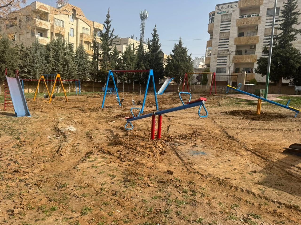 بلدية اربد تنفذ مشروع تحديث وصيانة الألعاب بحدائقها العامة