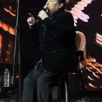 «على كرسي».. أول ظهور لـ «هاني شاكر» بعد جراحة العمود الفقري