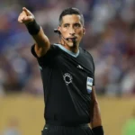 حكم «الكلاسيكو» فالكون.. أنقذ لاعباً من الموت