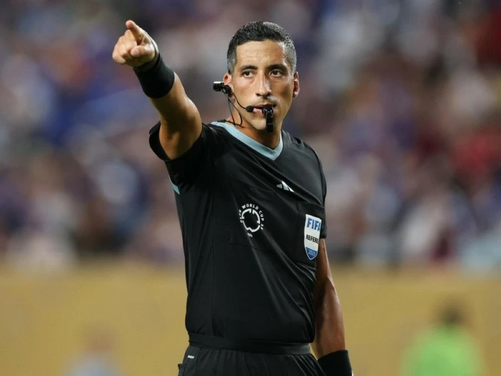 حكم «الكلاسيكو» فالكون.. أنقذ لاعباً من الموت