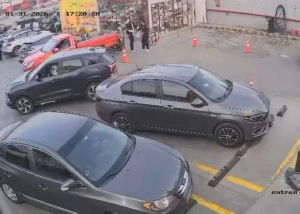 حفرة مفاجئة تبتلع محطة وقود في التجمع الخامس حفرة مفاجئة تبتلع محطة وقود في التجمع الخامس