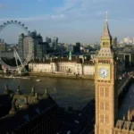 «تسوّق أثناء النوم».. بريطانية تستفيق على فواتير بألف جنيه وشعر مستعار لكلبها!