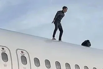 فوضى فوق الأجنحة.. رجل يتسلّق طائرة ركاب في إسبانيا ويؤخر رحلة ساعتين