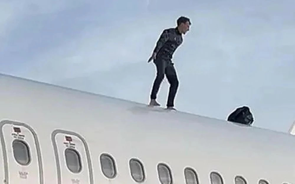 فوضى فوق الأجنحة.. رجل يتسلّق طائرة ركاب في إسبانيا ويؤخر رحلة ساعتين