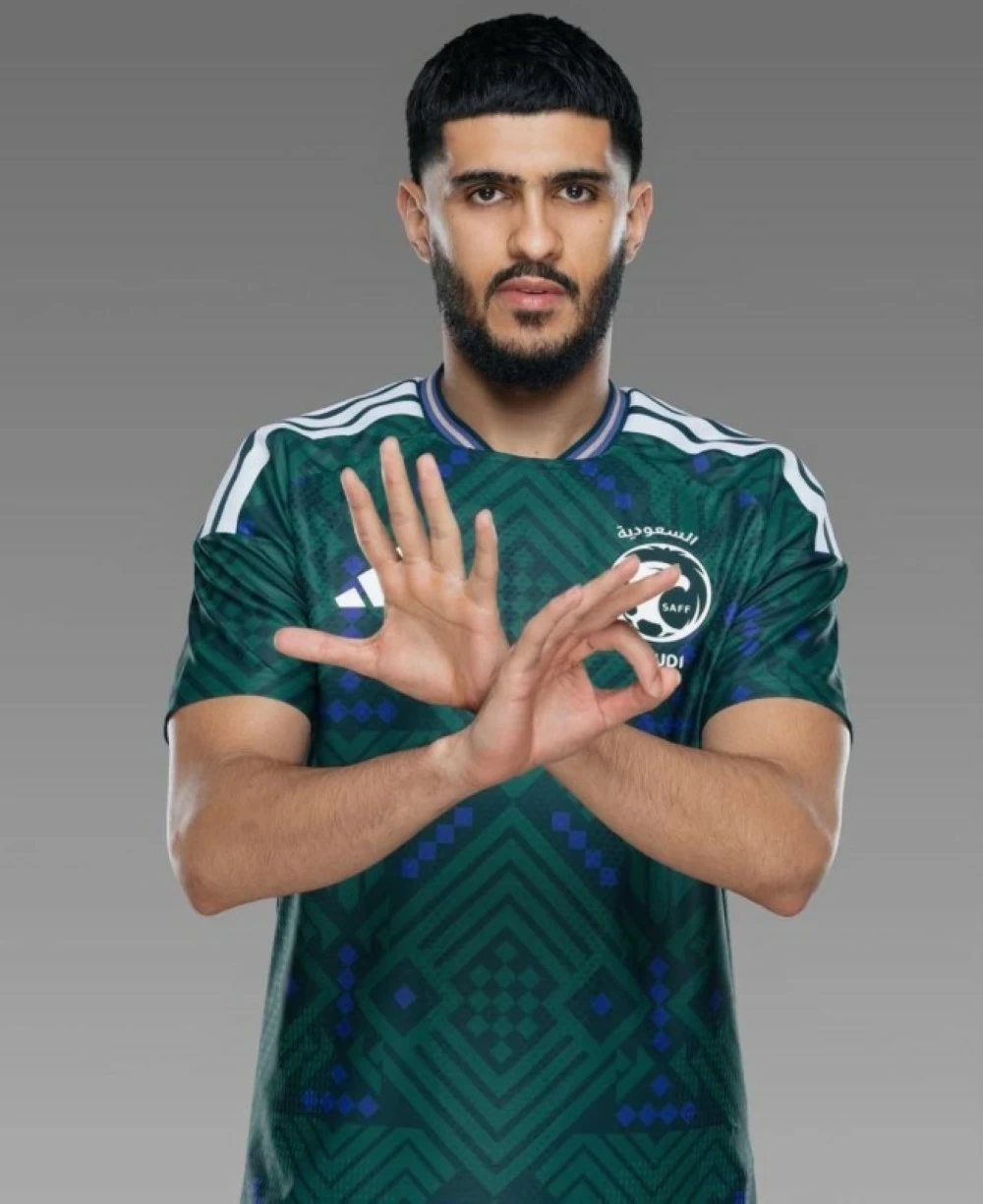 الأحمد يرتدي قميص القادسية الأحمد يرتدي قميص القادسية