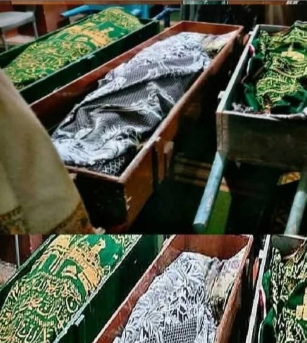 مصر: تشييع حزين لـ 6 جثامين من عائلة واحدة قُتلوا في حادثة سير بعودتهم من واجب عزاء