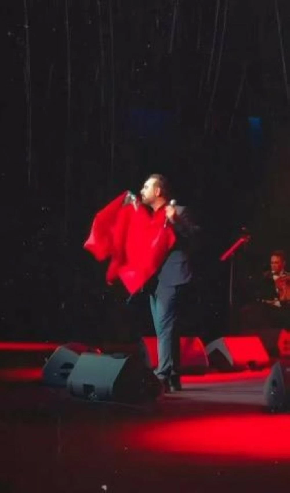 وائل جسار يتضامن مع المغرب ويقبل العلم على المسرح.. ما القصة؟