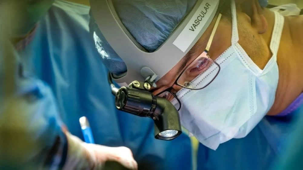 رئة اصطناعية كاملة لمريض ثلاثيني تمهّد لثورة في زراعة الرئة