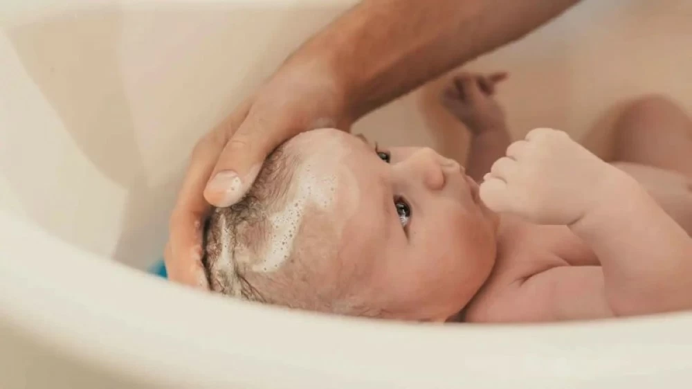 نسي رضيعاً في حوض الاستحمام وذهب للأكل.. أب يواجه تهمة القتل غير العمد