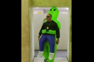 الشرطة البرازيلية تتنكر بزي «كائنات فضائية» لاعتقال مخالفين