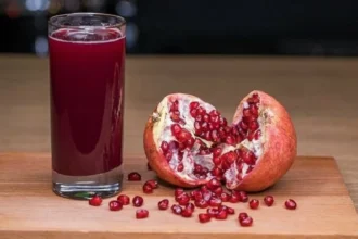 عصير الرمان.. فوائد كبيرة ومخاطر تتطلب الحذر