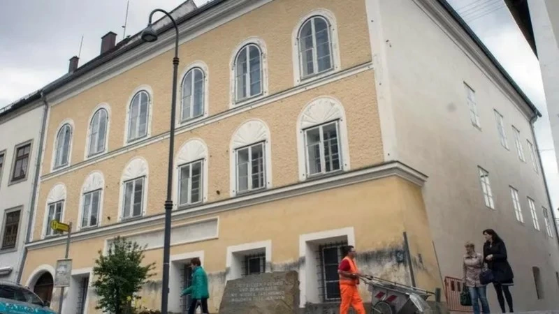 النمسا تحوّل «منزل هتلر» إلى «مركز شرطة» وسط جدل كبير النمسا تحوّل «منزل هتلر» إلى «مركز شرطة» وسط جدل كبير