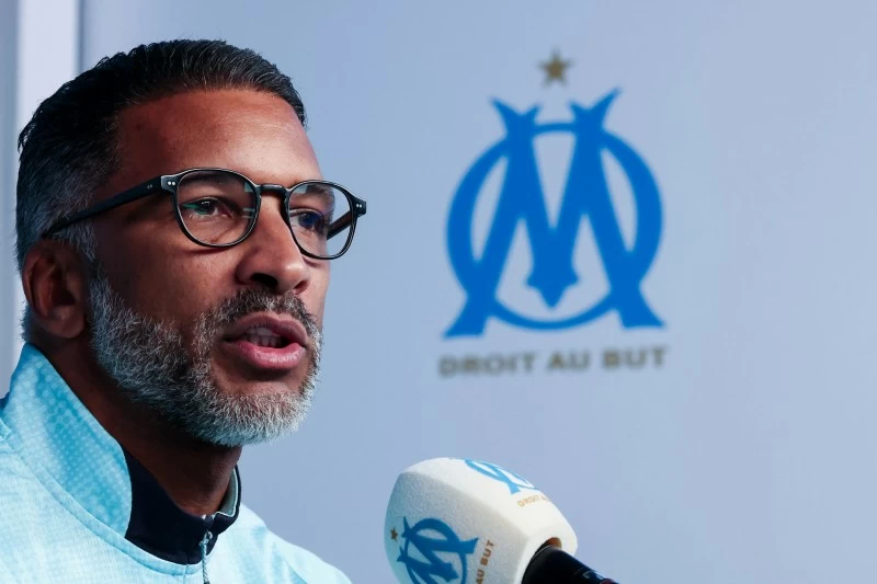 حبيب بييه دون مساعديه في مارسيليا