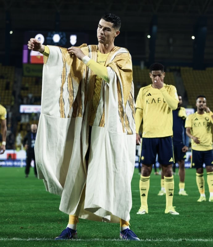 البشت يعبر العالم في يوم التأسيس البشت يعبر العالم في يوم التأسيس