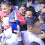 تدافع الجماهير حول الفنان عمرو سعد يعيق حركة المرور.. وقوات الأمن تتدخل