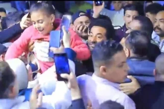 تدافع الجماهير حول الفنان عمرو سعد يعيق حركة المرور.. وقوات الأمن تتدخل