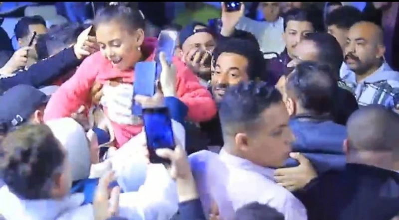 تدافع الجماهير حول الفنان عمرو سعد يعيق حركة المرور.. وقوات الأمن تتدخل تدافع الجماهير حول الفنان عمرو سعد يعيق حركة المرور.. وقوات الأمن تتدخل