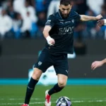 رفض تحية الجماهير وانتقد إنزاغي.. هل يفرد بنزيما عضلاته على «الزعيم»؟