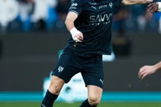 رفض تحية الجماهير وانتقد إنزاغي.. هل يفرد بنزيما عضلاته على «الزعيم»؟