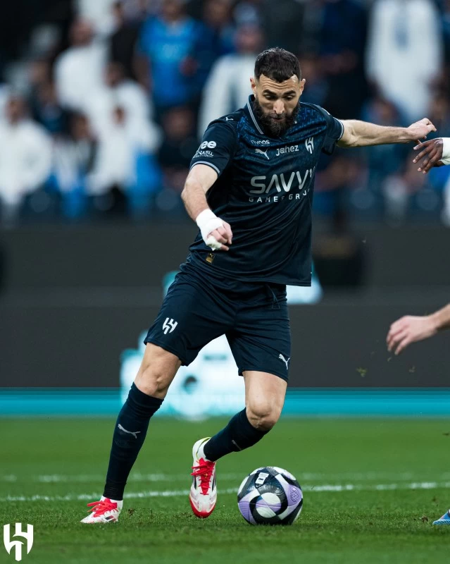 رفض تحية الجماهير وانتقد إنزاغي.. هل يفرد بنزيما عضلاته على «الزعيم»؟ رفض تحية الجماهير وانتقد إنزاغي.. هل يفرد بنزيما عضلاته على «الزعيم»؟