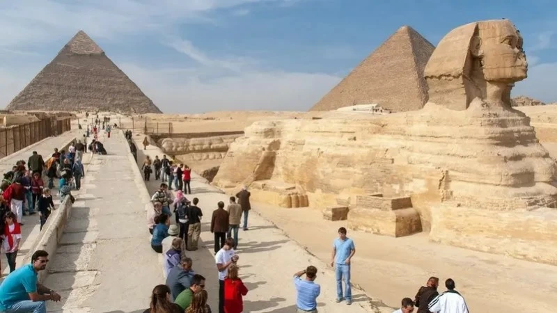 القبض على مرشد شوّه هرم «أوناس» بـ «طباشير»!