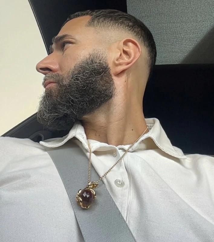 أول رد فعل لـ«بنزيما» بعد موجة الانتقادات