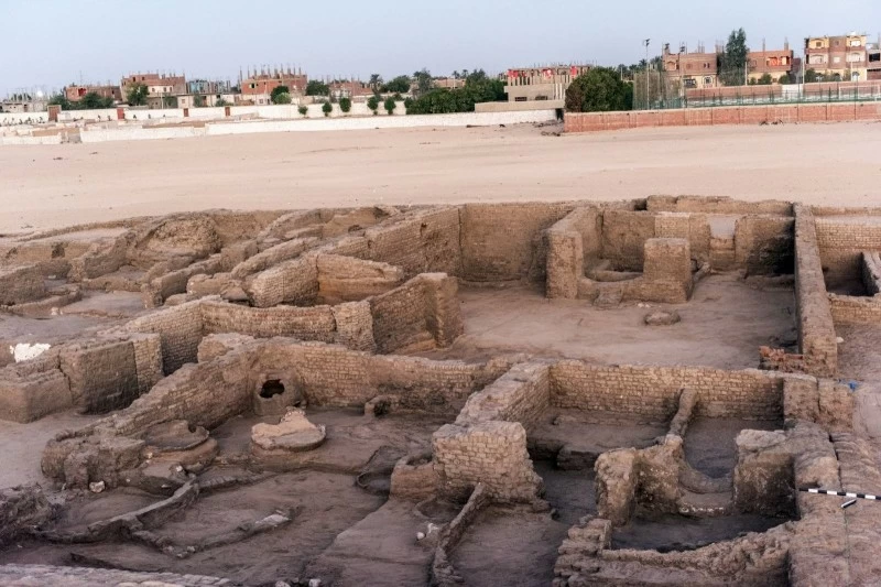 كشف مذهل في قلب صعيد مصر.. مدينة «شيخ العرب همام» تخرج من تحت الرمال! كشف مذهل في قلب صعيد مصر.. مدينة «شيخ العرب همام» تخرج من تحت الرمال!