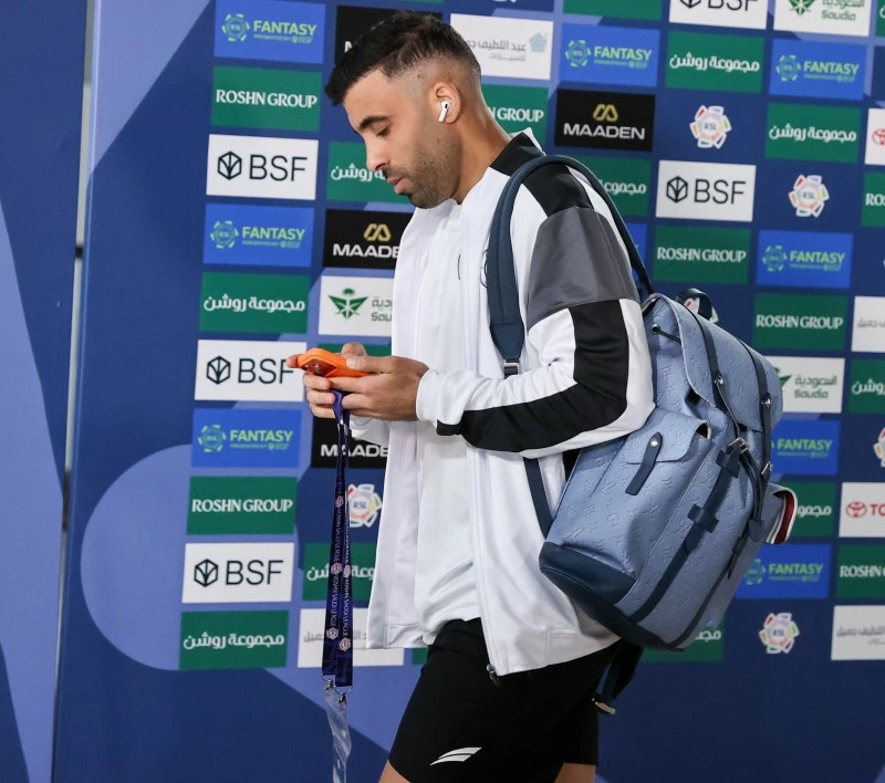 حذف النادي و «كاراسكو» من حساباته .. «حمدالله» يفجر أزمة في الشباب