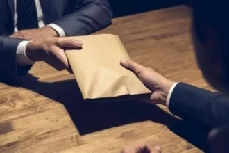 سبائك ورشاوى مالية مقابل تراخيص بناء مخالفة.. مصر تُحيل 8 قيادات أحياء سابقة للمحاكمة