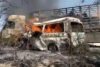 تفحم 11 يمنيا إثر تصادم قاطرة نقل وحافلة في أبين