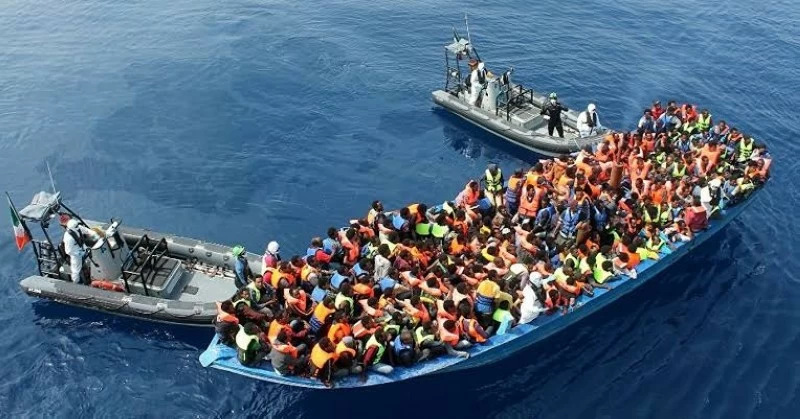 مصرع وفقدان 21 مصرياً في غرق مركب هجرة غير شرعية مصرع وفقدان 21 مصرياً في غرق مركب هجرة غير شرعية