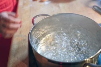 إندونيسية تجبر طفلا على شرب ماء مغلٍ حتى فارق الحياة