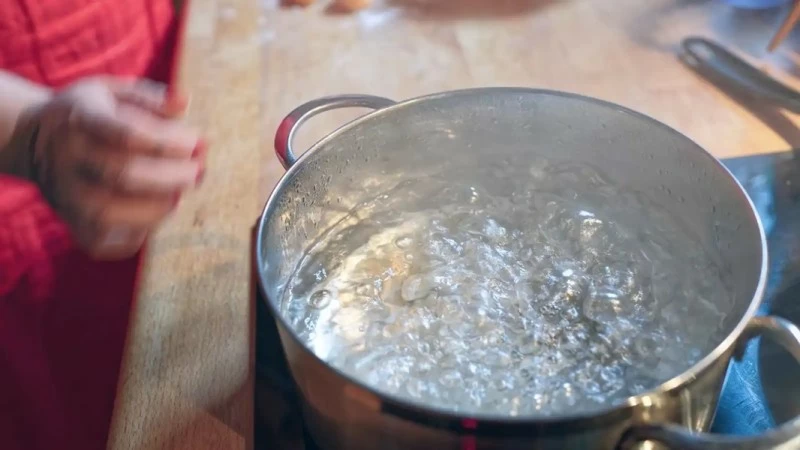 إندونيسية تجبر طفلا على شرب ماء مغلٍ حتى فارق الحياة