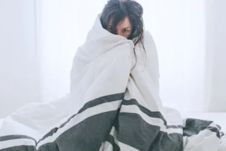 غياب الشمس يعيد تشكيل المزاج.. ماذا يحدث في الدماغ؟