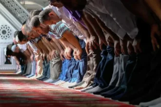 هل يجوز اختصار صلاة التراويح لأجل مباراة كرة قدم؟ إمام مسجد يفعلها!