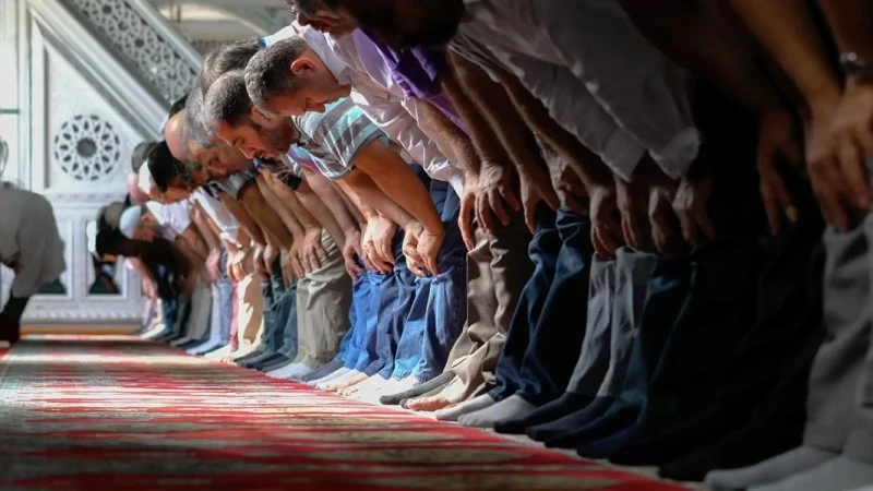 هل يجوز اختصار صلاة التراويح لأجل مباراة كرة قدم؟ إمام مسجد يفعلها!