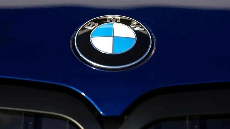 خلل يشعل النيران.. BMW تسحب مئات الآلاف من سياراتها