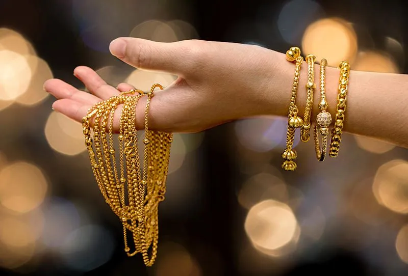 الجرائم الإلكترونية تُحذّر من شراء الذهب عبر صفحات مواقع التواصل الاجتماعي
