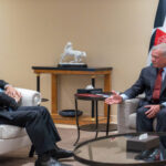 الملك يؤكد أهمية الاستمرار بدعم المجتمعات المستضيفة للاجئين