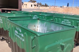 البيئة تواصل توزيع حاويات وسلال نفايات ضمن البرنامج التنفيذي للحد من الإلقاء العشوائي