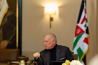 الملك يلتقي شخصيات سياسية وإعلامية لبحث أبرز القضايا المحلية والتطورات الإقليمية والدولية