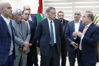 وزير الداخلية يفتتح مكتب الخدمة المستعجلة في دائرة الأحوال المدنية والجوازات